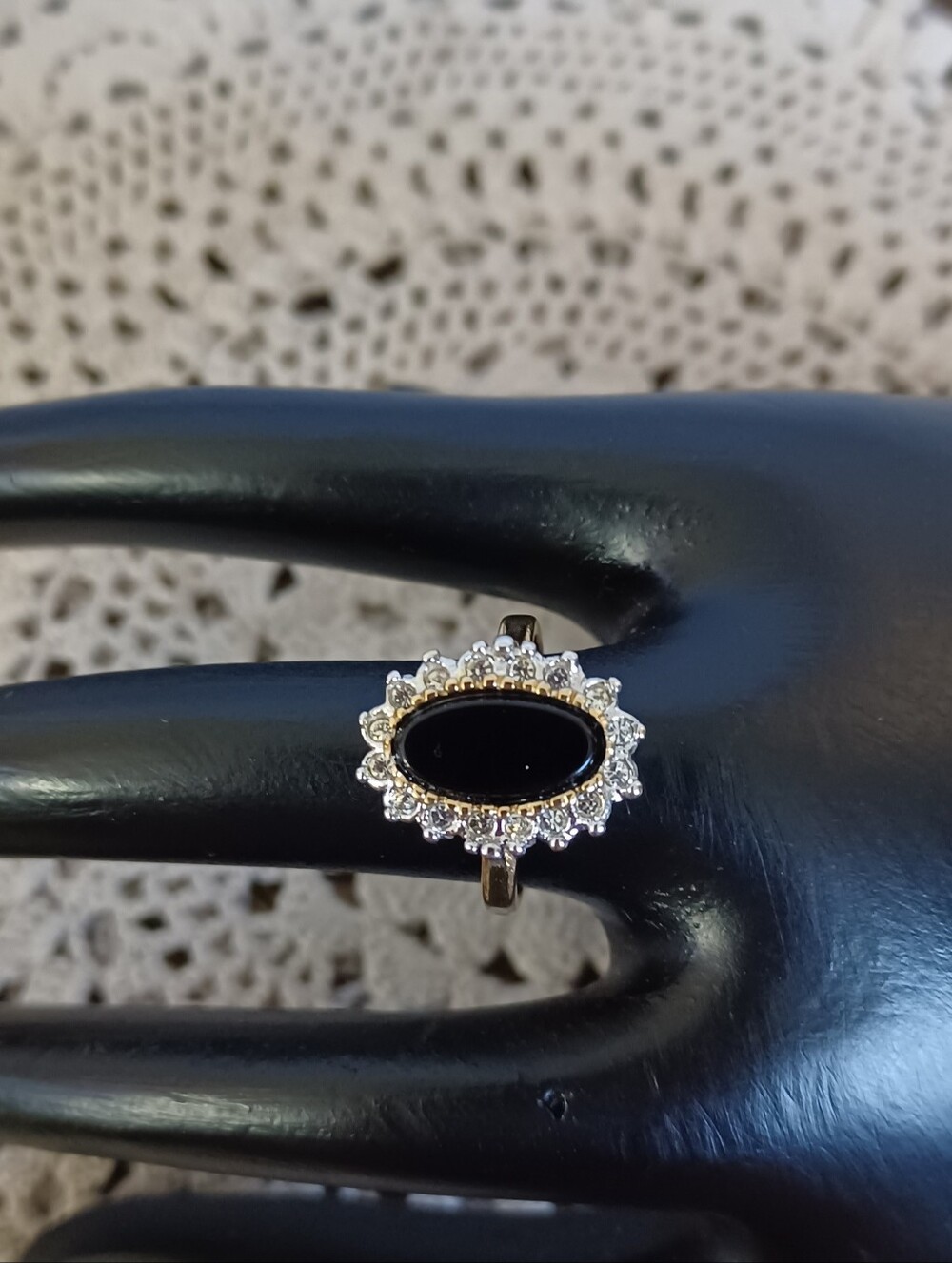 18K GE WITH MAKER'S MARK HALO RING BLACK STONE WITH 16 RHINESTONES SIZE 7